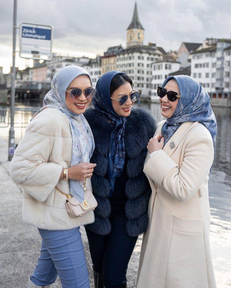 Instagram.com/buttonscarves